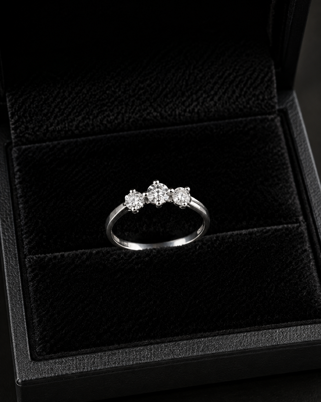 vs-134 Three Stone Crystal Ring