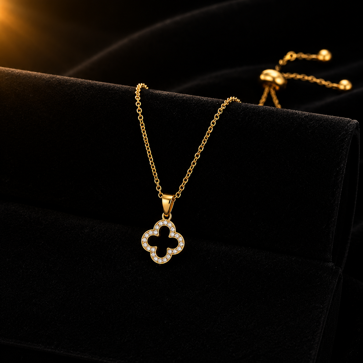 vs38 Golden Clover Crystal Pendant Necklace